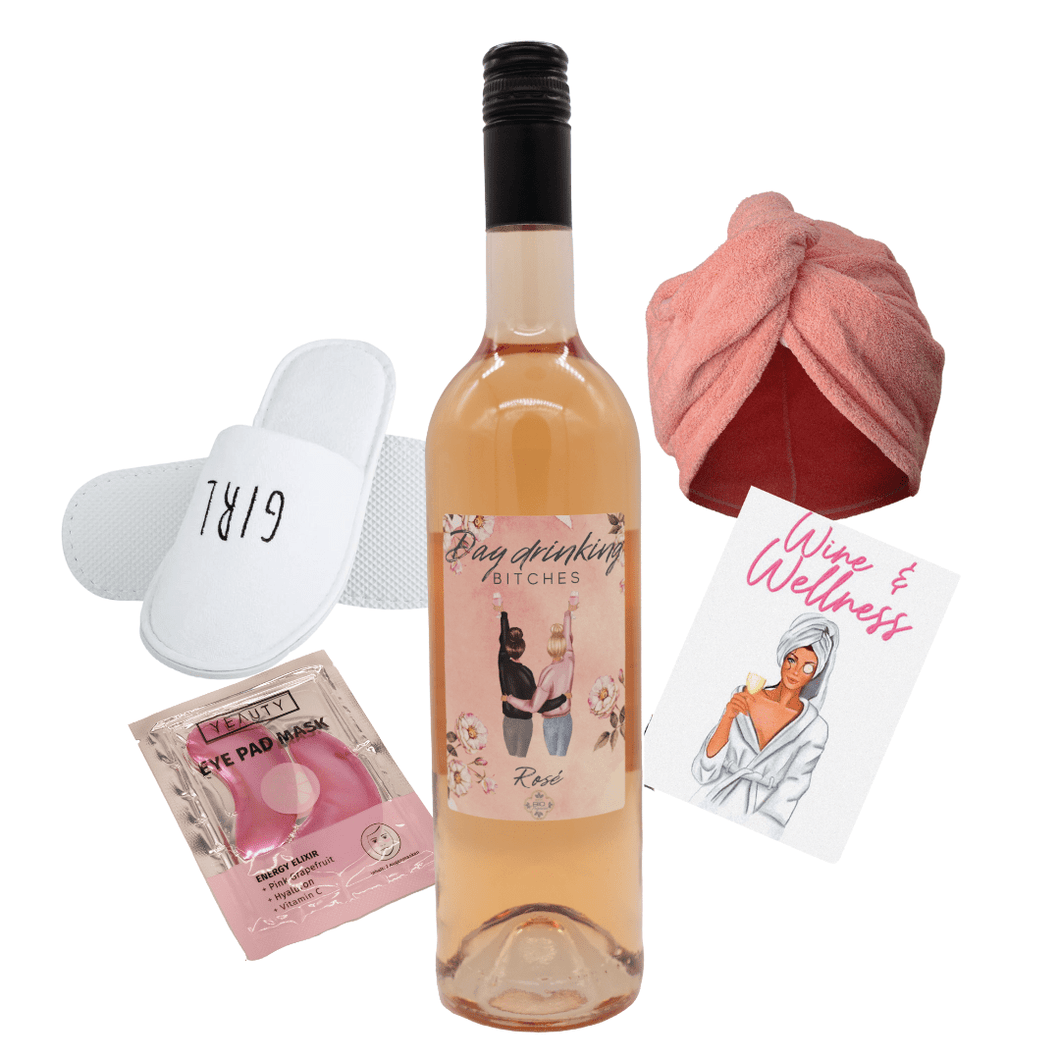 Geschenkbox Beauty & the Wine. Enthalten Day drinking Bitches Wein, Haarturban, Augenpads, Slipper Girl Gang und eine Postkarte